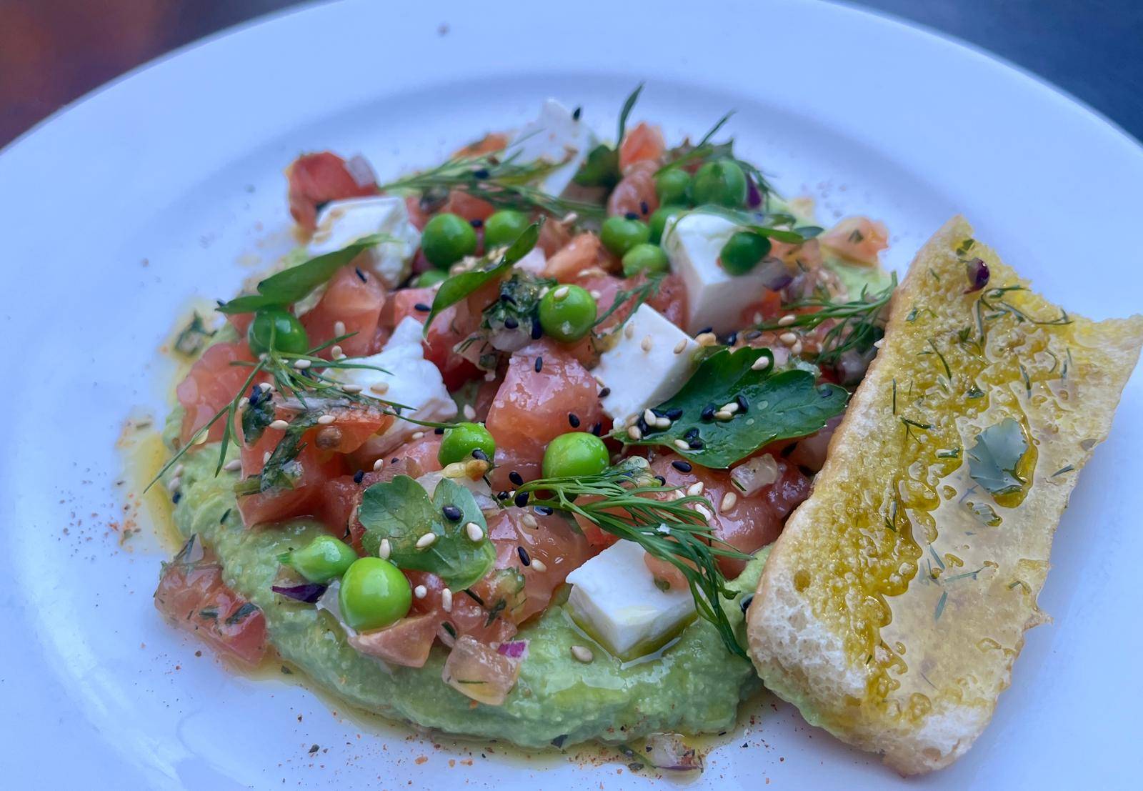Saumon mariné et houmous de petits pois, feta