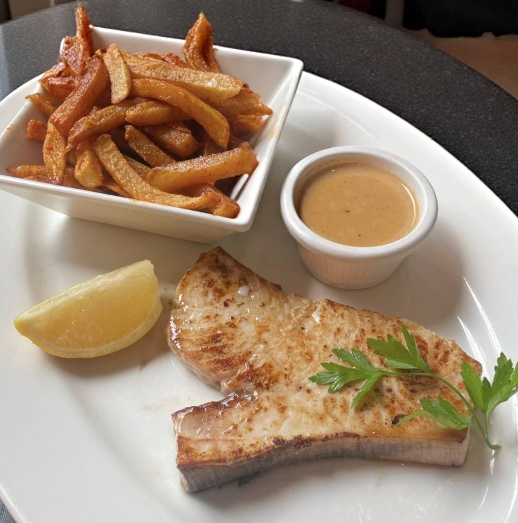 Steak d'espadon de Méditerranée, frites au saté, sauce poivre vert