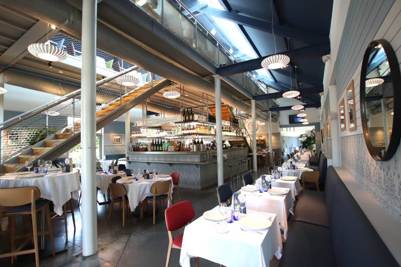 Réserver une table dans un restaurant pour fêter un anniversaire avec grand groupe à Limonest près de Lyon