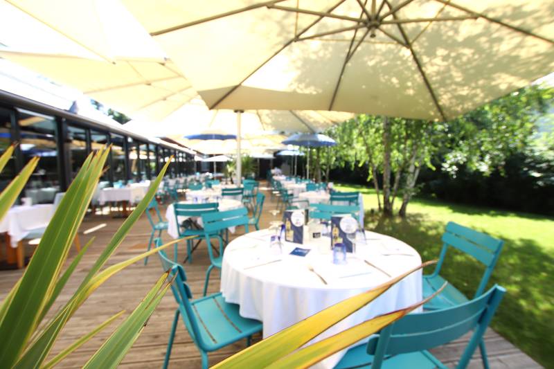 Réserver une table dans un restaurant pour fêter un anniversaire avec grand groupe à Limonest près de Lyon