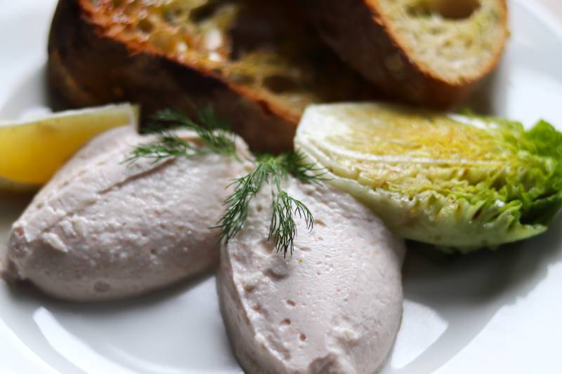 Tarama maison, pain grillé et coeur de sucrine