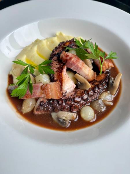 Matelote de poulpe de roche, pommes purée, champignons et lard paysan