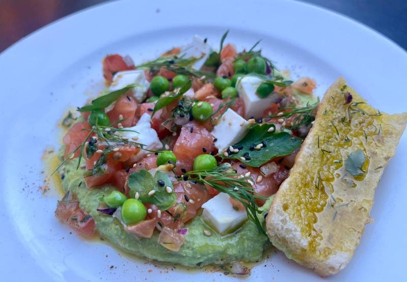 Saumon mariné et houmous de petits pois, feta