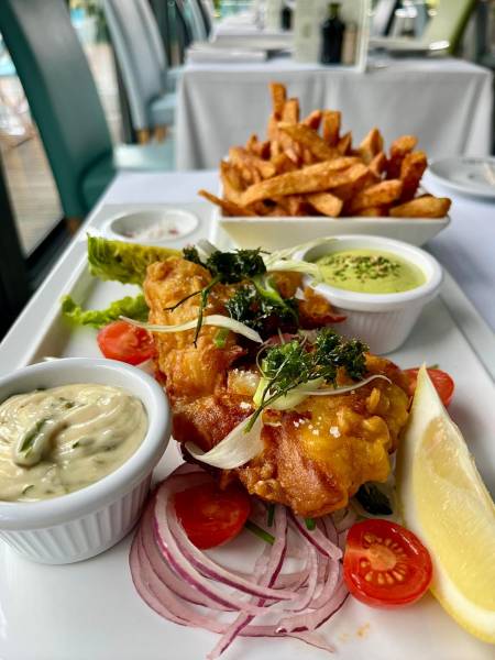 VERITABLE FISH AND CHIPS, SAUCE TARTARE ET FRITES MAISON